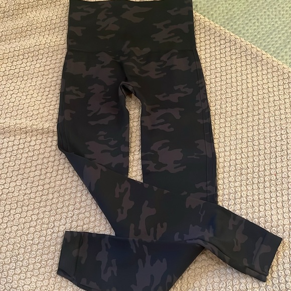 SPANX black camo leggings - Picture 2 of 3